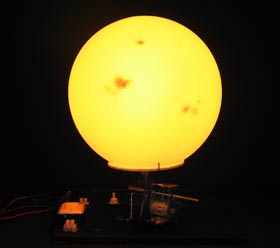 Maqueta que simula el movimiento de las manchas solares